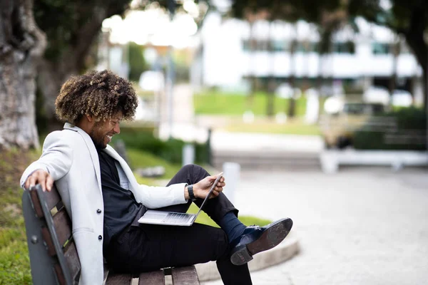 Счастливый Чернокожий Мужчина Менеджер Костюме Ноутбуком Сидящий Скамейке Парке Работающий — стоковое фото