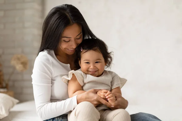 Babysitten Vrolijke Koreaanse Moeder Knuffelen Met Schattige Kleine Dochter Aanraken — Stockfoto