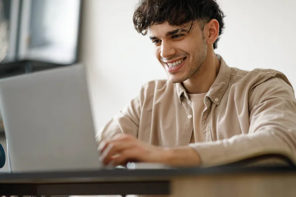 Portrett Lykkelig Ung Mann Som Bruker Laptop Working Learning Online – stockfoto