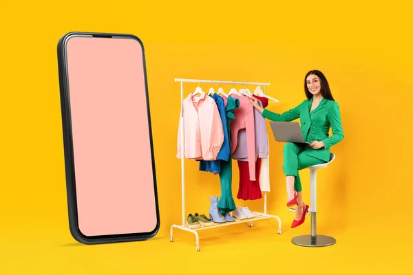 Happy Žena Shopaholic Sedí Blízkosti Velkého Mobilu Oblečení Zábradlí Výběr — Stock fotografie