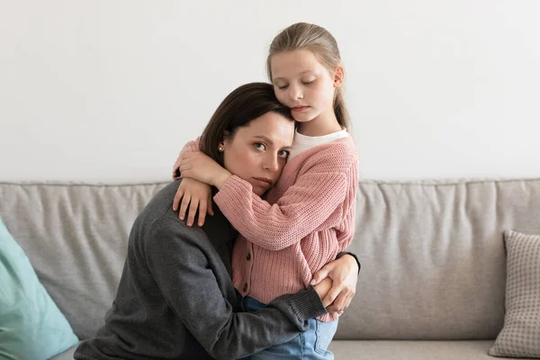 Desesperada Madre Milenaria Europea Triste Abrazando Niña Hija Calma Mujer — Foto de Stock