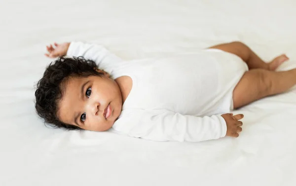 Família Conceito Recém Nascido Bebê Encaracolado Afro Americano Bonito Encontra — Fotografia de Stock