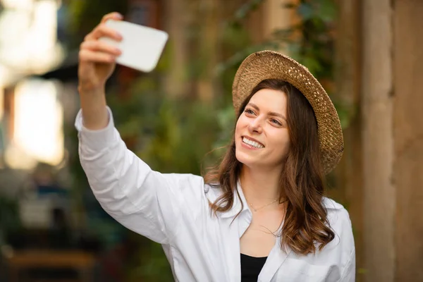 Aplikacja Selfie Weekend Cieszę Się Młody Milenijny Kaukaski Żeński Turysta — Zdjęcie stockowe