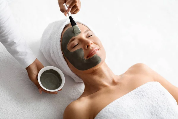 Aging Skincare Kosmetolog Nanáší Hliněnou Masku Tvář Ženy Středního Věku — Stock fotografie