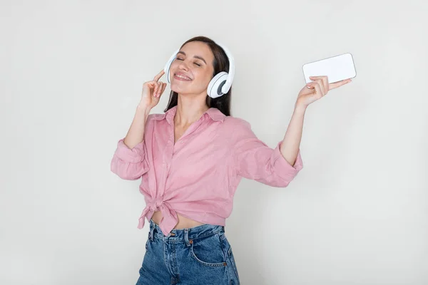 Feliz Hermosa Mujer Joven Casual Escuchar Música Con Los Ojos — Foto de Stock