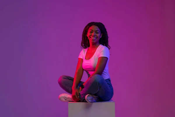 Krásná Mladá Černošky Žena Sedí Velké Kostky Neonovém Světle Šťastný — Stock fotografie