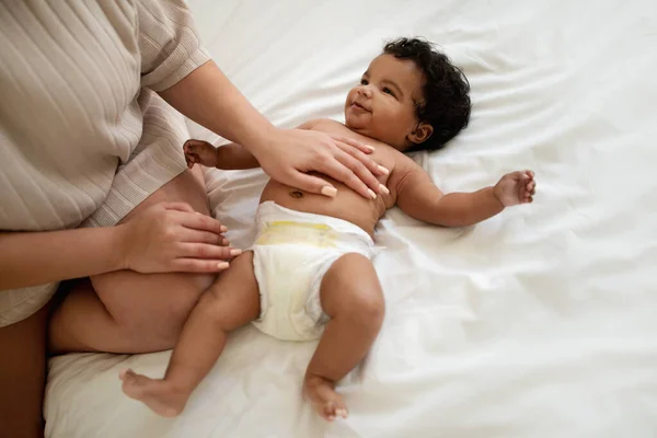 Millennial Mulher Afro Americana Acariciando Barriga Bebê Pequeno Cama Branca — Fotografia de Stock