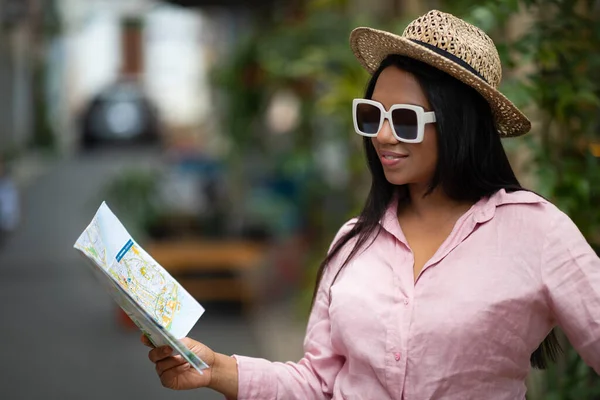 Positivo Joven Elegante Millennial Turista Negro Sombrero Gafas Sol Mirando — Foto de Stock