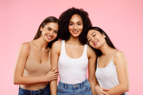 Feliz Multiétnica Mujeres Jóvenes Abrazando Sonriendo Cámara Posando Pie Sobre — Foto de Stock