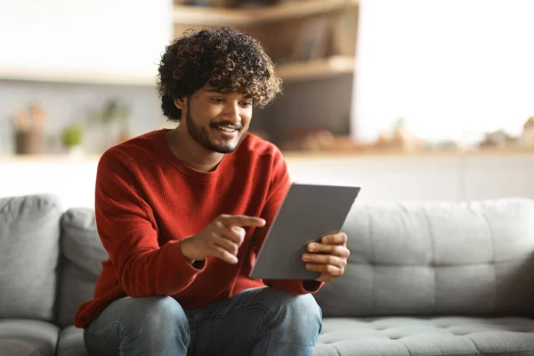 Bonito Jovem Indiano Usando Tablet Digital Casa Sorrindo Homem Oriental — Fotografia de Stock
