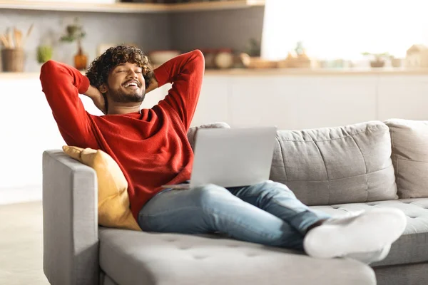 Jovem Feliz Indiano Masculino Relaxante Casa Com Computador Portátil Sorrindo — Fotografia de Stock