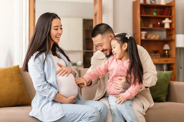 Δεύτερη Εγκυμοσύνη Χαρούμενη Ασιατική Οικογένεια Περιμένει Μωρό Παιδί Κόρη Αγγίζει — Φωτογραφία Αρχείου