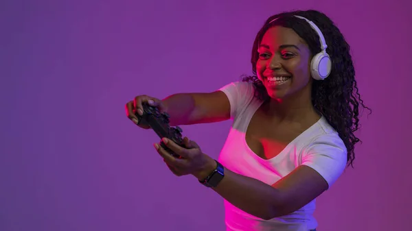 Moderní Zábava Portrét Šťastné Usmívající Černošky Žena Neonovém Světle Joystick — Stock fotografie