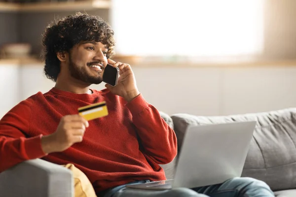 Online Order Smiling Indian Man Holding Credit Card Talking Cellphone — Stock Photo, Image