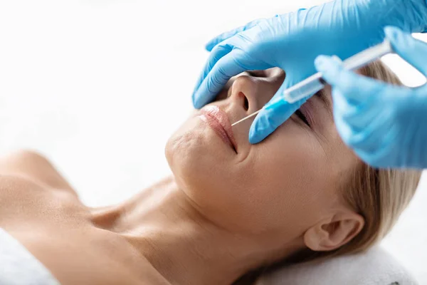 Zvětšení Rtů Středověký Žena Getting Hyaluronic Acid Injection Treatment Beauty — Stock fotografie