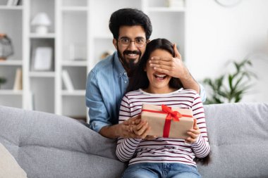 Bayılan genç Hintli erkek kadın gözlerini kapatıyor ve hediye kutusuna güzel karısını veriyor. Sevgilisine doğum gününde büyük bir sürpriz yapan adam. Ev içi, boş alan. Yıldönümü kutlaması