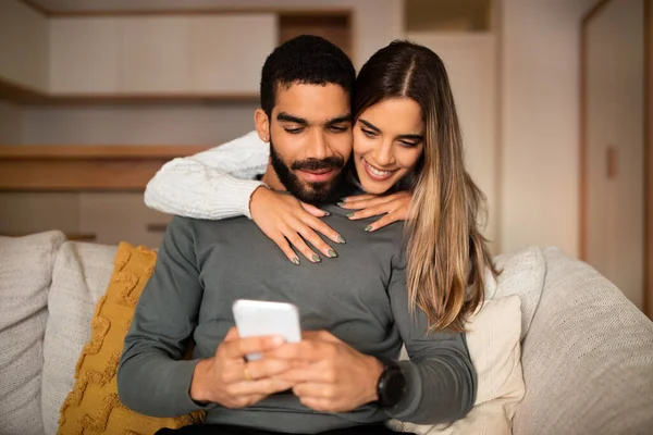 Feliz Jovem Caucasiano Abraços Senhora Árabe Masculino Assistir Vídeo Smartphone — Fotografia de Stock