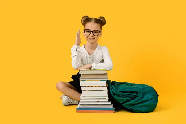 Wracać Szkoły Nerdy Mała Uczennica Siedzi Książkami Podnosząc Rękę Inteligentny — Zdjęcie stockowe