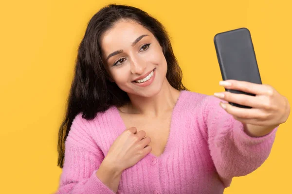Positieve Duizendjarige Arabische Vrouw Casual Selfie Nemen Telefoon Geïsoleerd Gele — Stockfoto