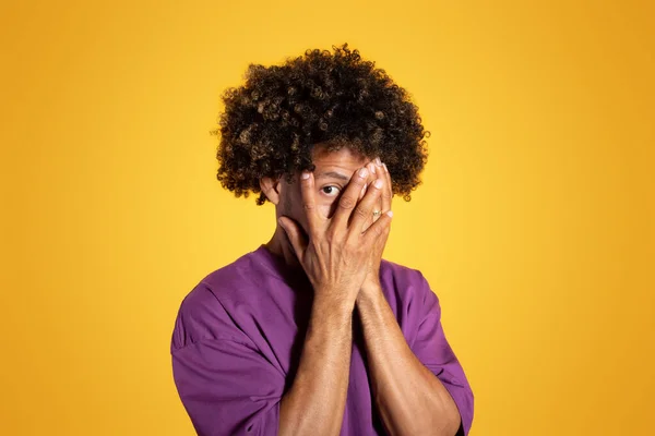 Smutný Zralý Africký Kudrnatý Muž Purpurovém Tričku Rukama Žlutém Pozadí — Stock fotografie