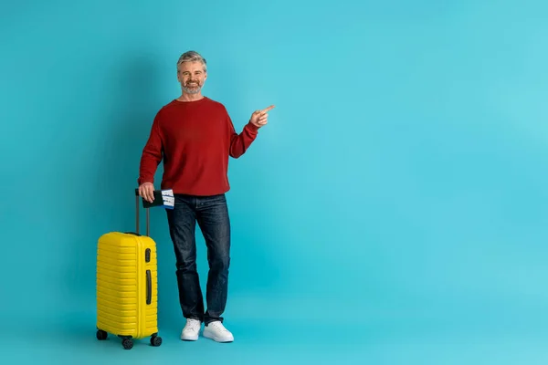 Pełna Długość Zdjęcie Dojrzałego Atrakcyjnego Mężczyzny Ładowni Żółty Bagaż Paszport — Zdjęcie stockowe