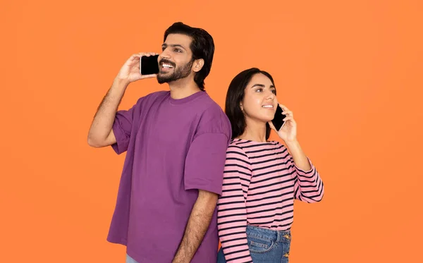 Mobiele App Mooi Vrolijk Gelukkig Liefdevol Jong Indiaans Paar Casual — Stockfoto