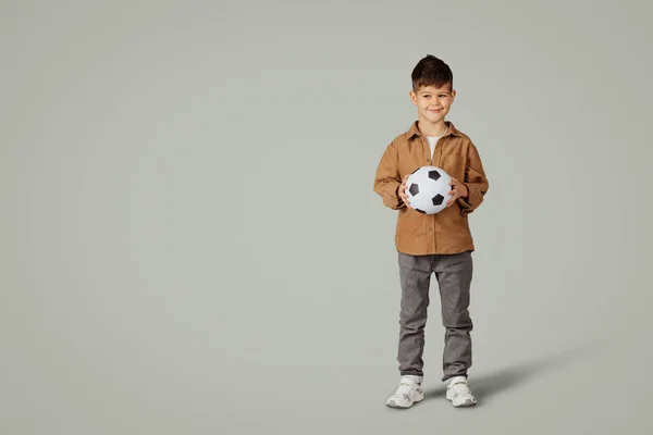 Yaşında Futbol Topuyla Gezen Spordan Zevk Alan Gri Arka Planda — Stok fotoğraf