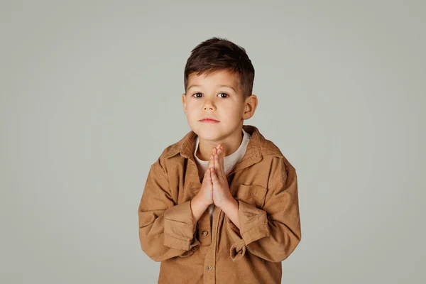 Ernst Kleines Kind Jahre Alt Lässig Macht Geste Des Gebets — Stockfoto
