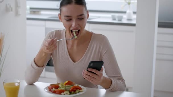 Modern Gençlerin Dijital Yaşam Tarzı Kaygısız Kadın Evde Yemek Yiyor — Stok video