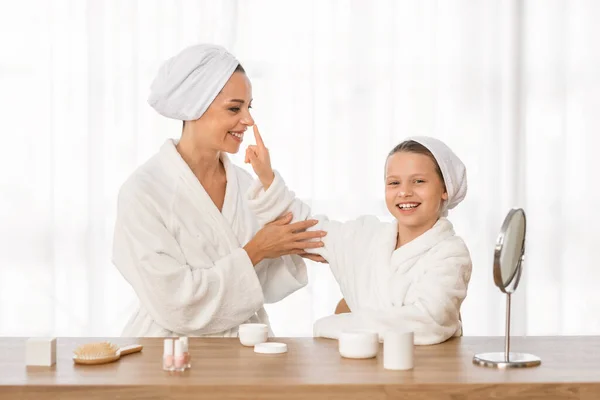Mom Daughter Bathrobes Having Fun While Making Beauty Routine Home — Stock Photo, Image