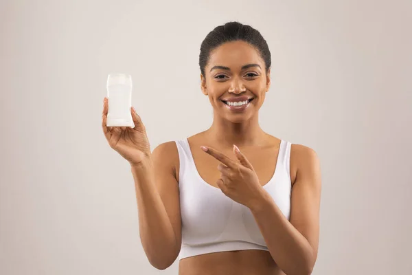 Sorrindo Atraente Mulher Negra Millennial Vestindo Top Branco Apontando Para — Fotografia de Stock