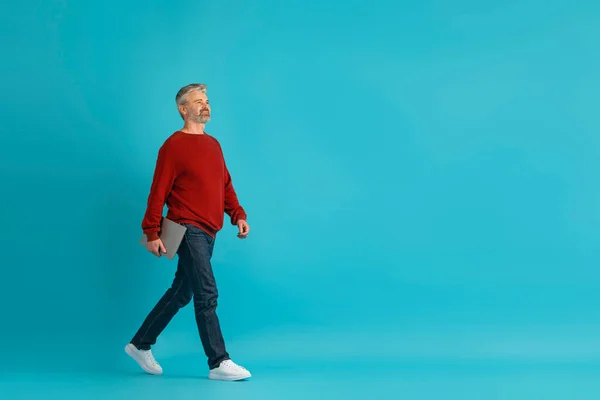 Neşeli Gülümseyen Orta Yaşlı Gündelik Kıyafetli Modern Bilgisayarlı Bir Adam — Stok fotoğraf