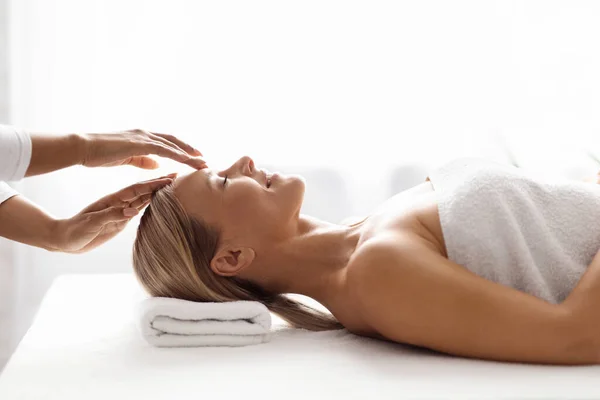 Spabehandling Medelålders Kvinna Njuter Avslappnande Akupressur Huvud Massage Professionell Terapeut — Stockfoto