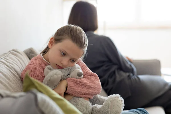 Mutsuz Avrupalı Genç Kız Oyuncağını Gücendiriyor Milenyum Annesini Oturma Odasında — Stok fotoğraf