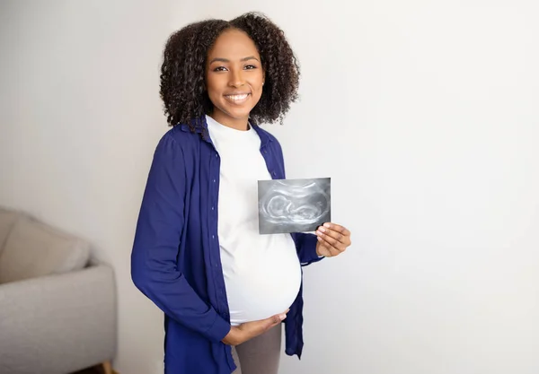 Cheerful Young African American Curly Pregnant Woman Belly Casual Show — Stock Photo, Image