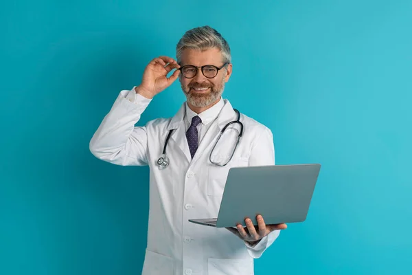 Medikal Kıyafeti Gözlük Takan Neşeli Orta Yaşlı Avrupalı Adam Elinde — Stok fotoğraf