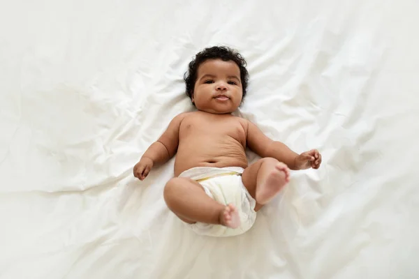 Feliz Bonito Afro Americano Pequeno Bebê Encaracolado Fralda Encontra Cama — Fotografia de Stock