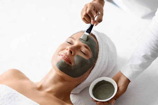 Kosmetologie Konzept Kosmetikerin Spa Salon Anwendung Ton Gesichtsmaske Für Frau — Stockfoto