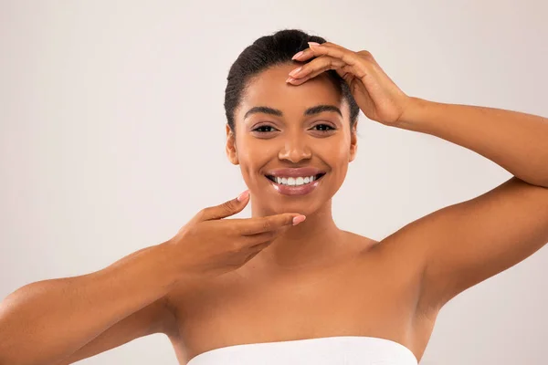 Medicina Estética Cosmetología Inyecciones Belleza Alegre Sonriente Milenial Mujer Negra — Foto de Stock