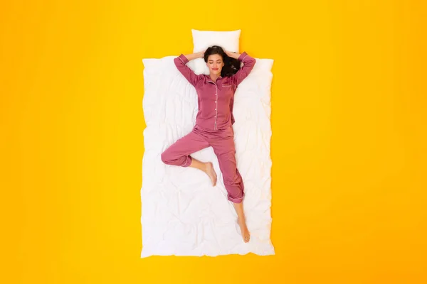 Sonhos Doces Mulher Dormindo Segurando Mãos Atrás Cabeça Deitada Vestindo — Fotografia de Stock