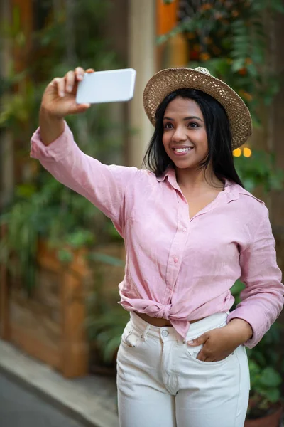 Zadowolona Tysiącletnia Czarna Turystka Kapeluszu Robi Sobie Selfie Przez Telefon — Zdjęcie stockowe