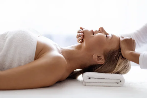 Professionelle Therapeutin Macht Entspannende Kopf Und Gesichtsmassage Für Frauen Mittleren — Stockfoto