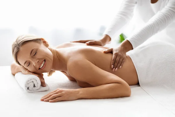 Linda Senhora Meia Idade Recebendo Relaxante Massagem Volta Terapeuta Profissional — Fotografia de Stock