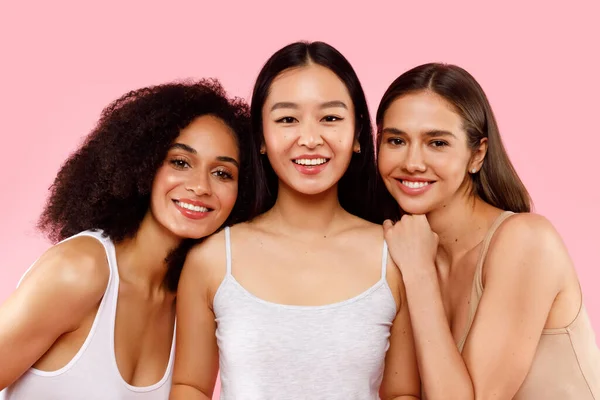Conceito Diversidade Beleza Retrato Feliz Três Senhoras Multiétnicas Posando Sorrindo — Fotografia de Stock