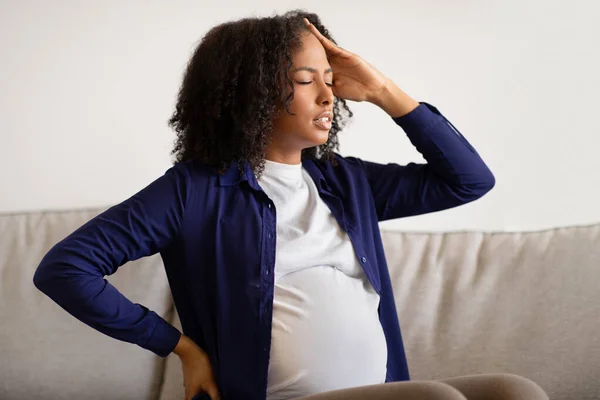 Triste Joven Afroamericana Rizada Mujer Embarazada Con Vientre Informal Sentarse — Foto de Stock