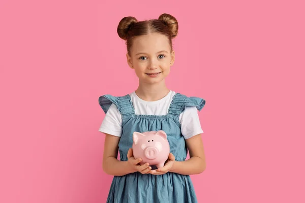 Conceito Economia Retrato Menina Bonito Segurando Piggy Bank Mãos Sorrindo — Fotografia de Stock