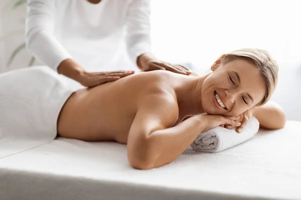 Porträt Der Schönen Reifen Frau Mit Massage Sitzung Wellness Salon — Stockfoto