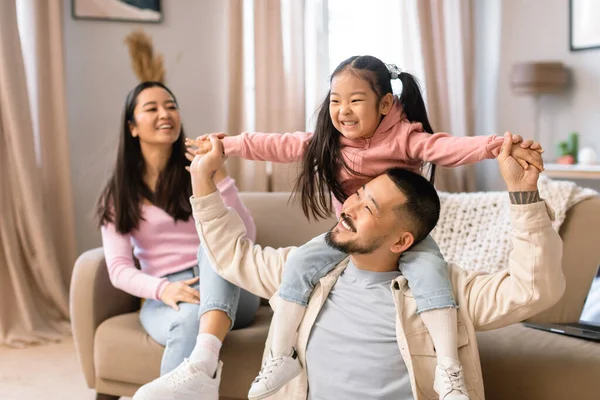 Felicidade Família Alegres Pais Asiáticos Brincando Com Criança Menina Divertindo — Fotografia de Stock