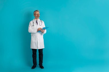 Mutlu, yakışıklı, orta yaşlı, gözlüklü doktor elinde sağlık raporu tutarak hasta anestezisi alıyor. Reklam için fotokopi odasına bakıyor.