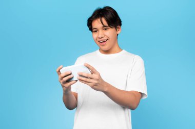 Vay canına başvuru formu. Mavi Stüdyo 'da eğlenen, cep telefonu kullanan Çinli bir genç. Heyecanlı Çocuk İnternet ve Sosyal medya aracılığıyla cep telefonunda sörf yapıyor. Büyük Araçlar Teklifi